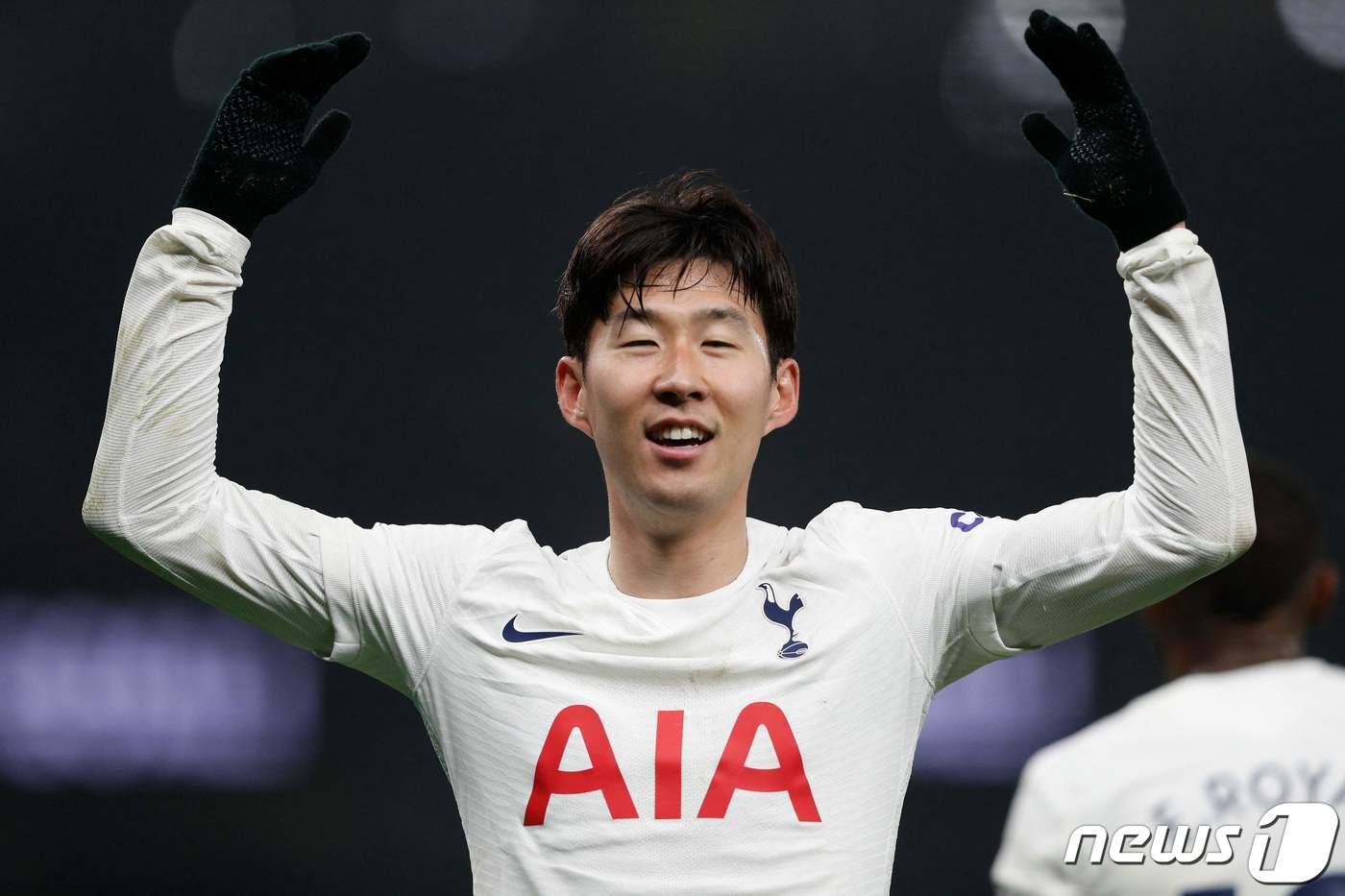 토트넘의 손흥민이 26일(현지시간) 영국 런던의 토트넘 홋스퍼 스타디움에서 열린 프리미어리그(EPL) 크리스탈 팰리스와 경기서 4경기 연속골인 리그 8호 골을 터트리고 기뻐하고 있다. 2021.12.27/뉴스1 ⓒ AFP=뉴스1 ⓒ News1 김명섭 기자