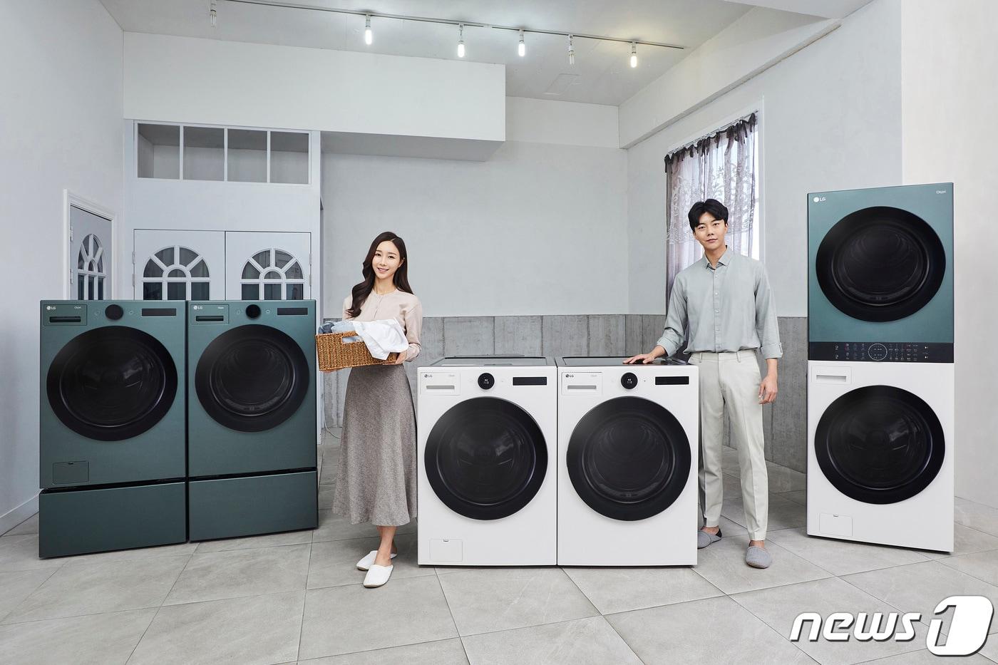모델들이 LG 트롬 세탁기·건조기(사진 가운데), 오브제컬렉션 색상인 LG 트롬 세탁기·건조기(사진 왼쪽), 원바디 세탁건조기 LG 트롬 워시타워 오브제컬렉션을 소개하고 있다. (LG전자 제공)ⓒ 뉴스1