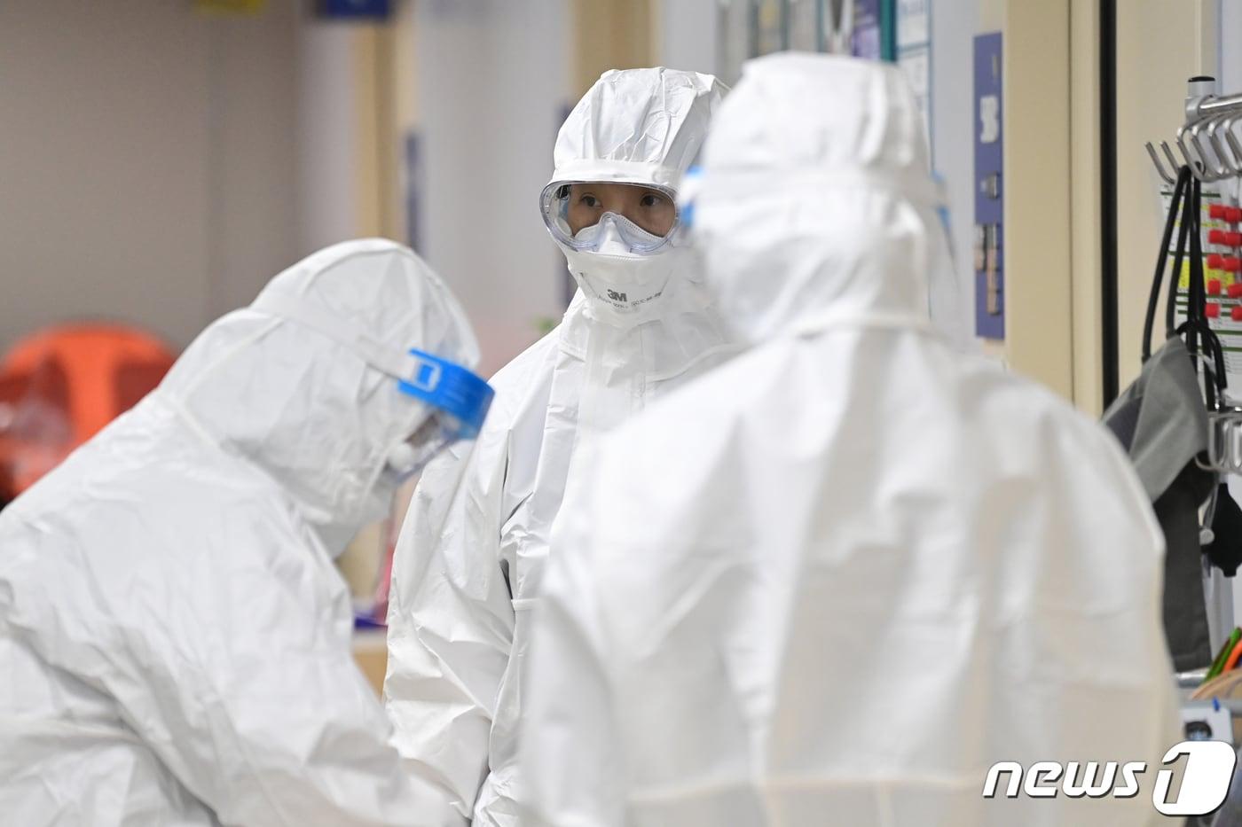 본문 이미지 - 27일 오전 서울 광진구 코로나19 거점전담병원으로 지정된 혜민병원 음압병동에서 의료진이 업무를 보고 있다. 2021.12.27/뉴스1 ⓒ News1 유승관 기자