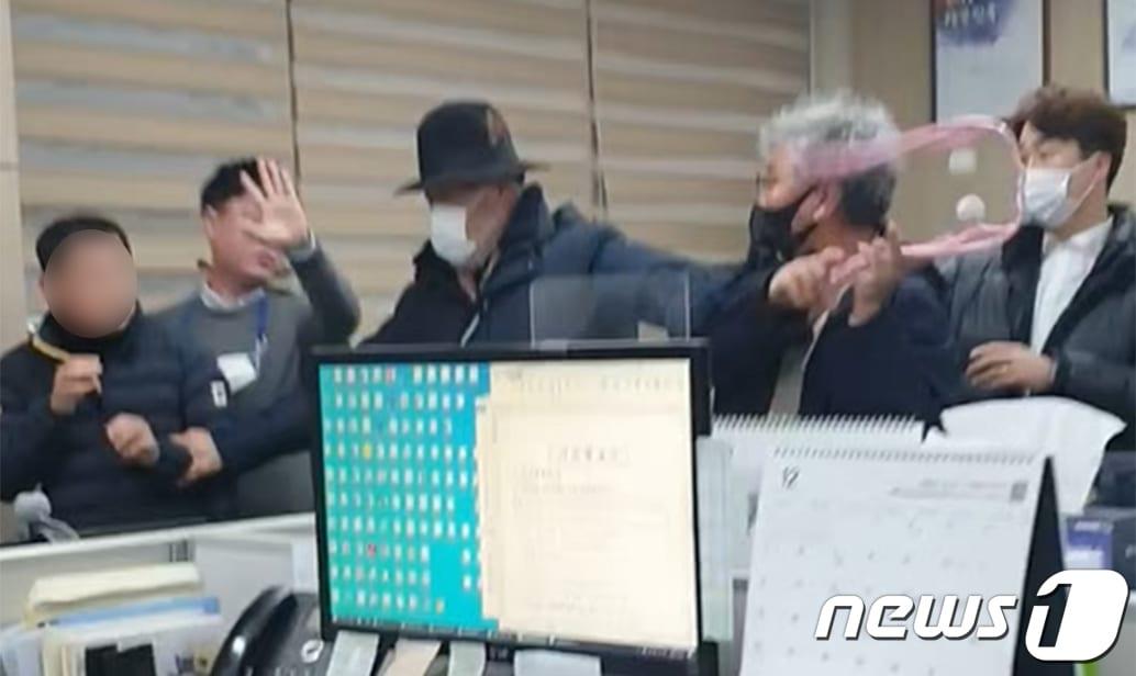본문 이미지 - 경북 경주경찰서는 시청 앞에 걸려있던 현수막을 철거해 달라는 민원을 처리해 주지 않는다는 이유로 공무원을 폭행한 60대 A씨에 대한 수사에 착수했다 60대 민원인이 시청 공무원을 향해 물건을 던지고 있다.(독자제공)2021.12.27/ⓒ 뉴스1