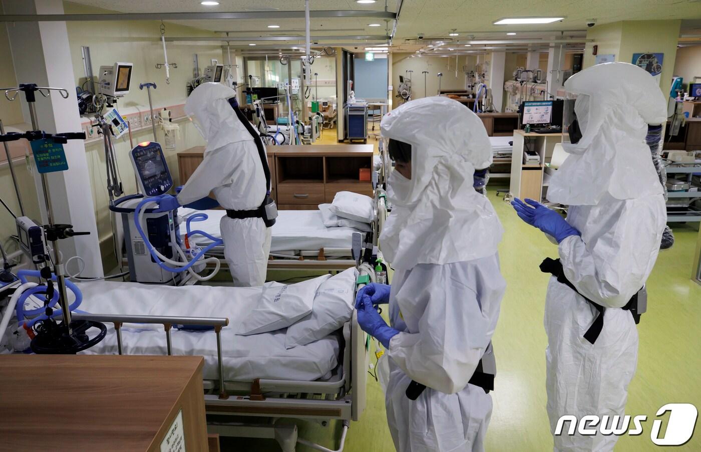 본문 이미지 - 코로나19 중환자실에서 의료진이 업무를 보고 있다.  2021.12.27/뉴스1 ⓒ News1 유승관 기자