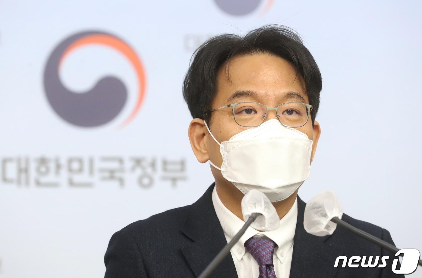 본문 이미지 - 윤성로 4차산업혁명위원회 위원장이 지난 27일 서울 종로구 정부서울청사 별관에서 4차산업혁명위원회 제26차 전체회의 브리핑을 하고 있다. 이날 4차산업혁명위는 코로나19 타임캡슐 프로젝트 추진계획, 개인사업자 데이터 활용 촉진 방안 등에 대해 브리핑을 했다. 2021.12.28/뉴스1 ⓒ News1 ,송원영 기자