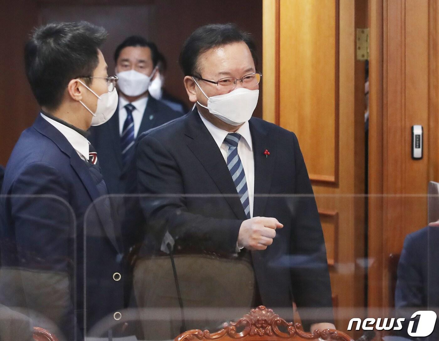 본문 이미지 - 김부겸 국무총리가 27일 오후 서울 종로구 정부서울청사에서 열린 제10차 원자력진흥위원회에 참석 하고 있다. 2021.12.27/뉴스1 ⓒ News1 송원영 기자