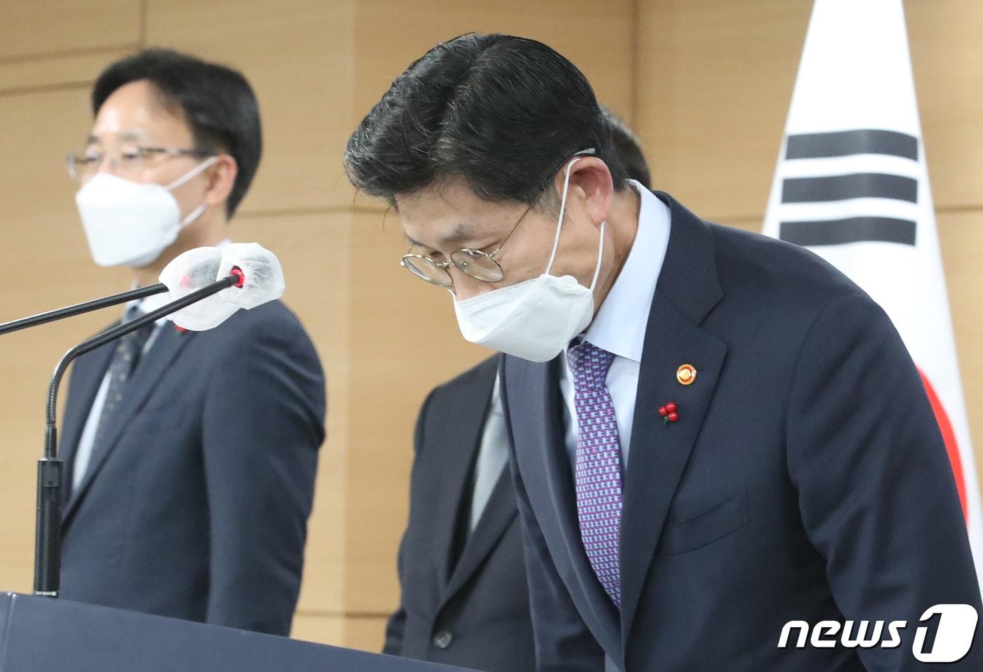 본문 이미지 - 노형욱 국토교통부 장관이 27일 서울 종로구 정부서울청사에서 부동산 시장안정을 위한 '22년 업무계획 관련 브리핑에 앞서 인사하고 있다.2021.12.27/뉴스1 ⓒ News1 송원영 기자