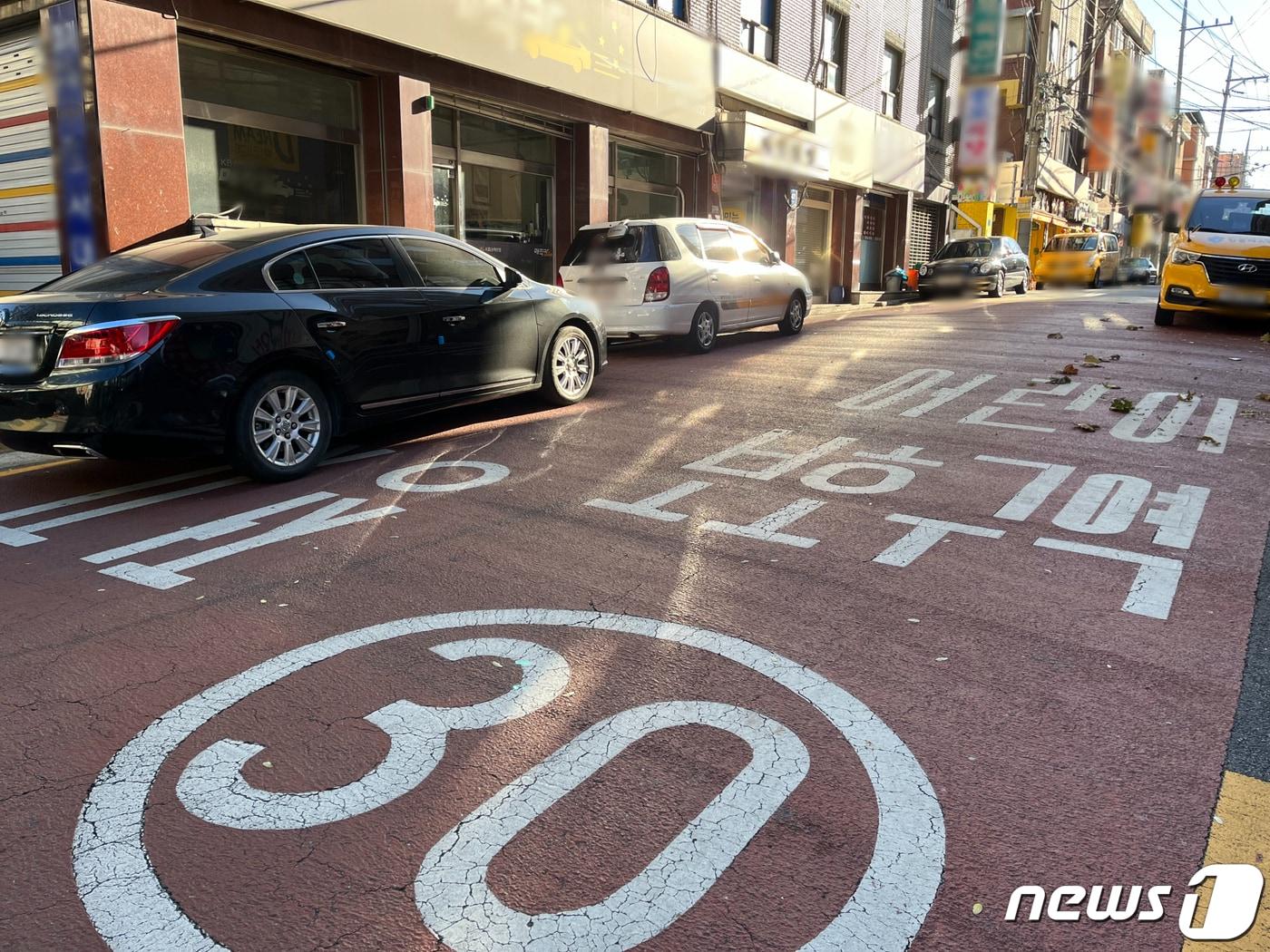 본문 이미지 - 서울 광진구의 한 어린이보호구역에 불법으로 주차된 차량들. ⓒ News1 노선웅 기자