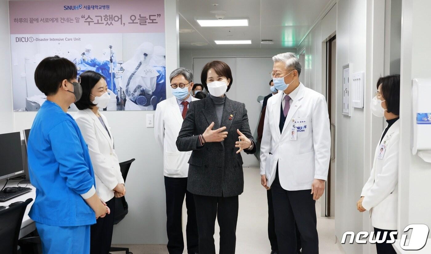 본문 이미지 - 유은혜 부총리 겸 교육부장관이 27일 서울 종로구 서울대병원을 찾아 현재 운영 중인 코로나19 중증환자 치료병상을 둘러보고 있다. (교육부 제공) 2021.12.27./뉴스1 ⓒ 뉴스1