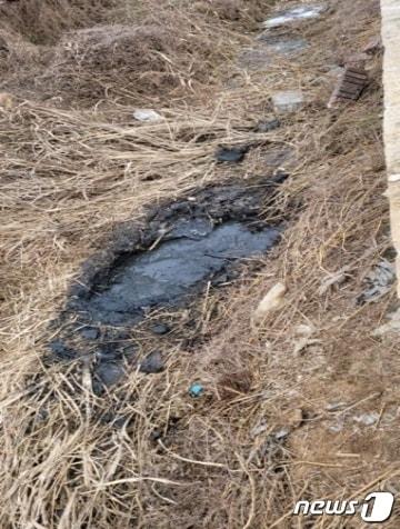 본문 이미지 - 27일 오후 3시22분쯤 충북 청주시 흥덕구 오송읍 한 농로 옆 수로에서 A씨(33)가 숨진 채 발견됐다. 사진은 발견 장소 모습.2021.12.27/ⓒ 뉴스1