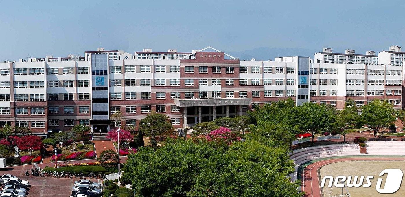 대구 영진전문대는 3주기 전문대학 기관평가인증에서 인증대학 선정에 이어 '2022학년도 전문대 전문기술석사 과정'에 대한 최종 인가를 받았다고 밝혔다. 사진은 대구 북구 영진전문대 전경. (영진전문대 제공) ⓒ 뉴스1