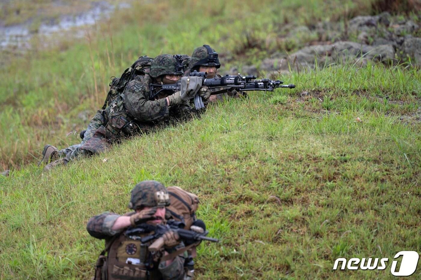 본문 이미지 - 주일미군 해병대(아래)와 일본 육상자위대의 합동훈련 ⓒ AFP=뉴스1