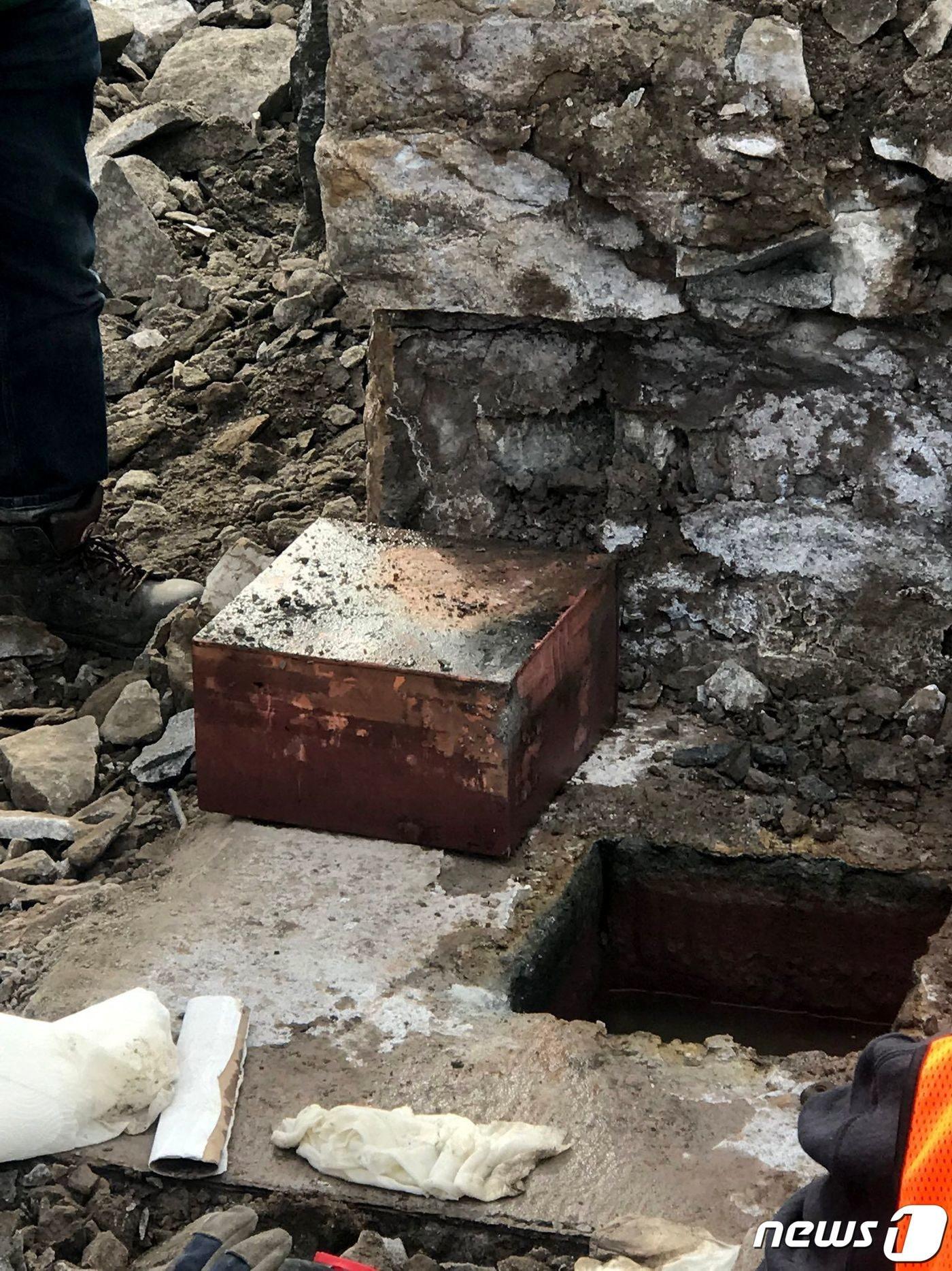 본문 이미지 - 인부들이 2021년 12월 27일(현지시간) 로버트 E. 리 장군의 동상 받침대 철거 작업 중에 타임캡슐을 발견했다. ⓒ AFP=뉴스1 ⓒ News1 김지현 기자