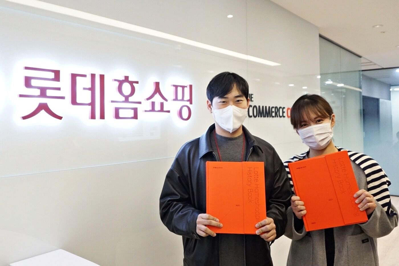 롯데홈쇼핑은 28일 창립 20주년을 기념해 당사 성장 과정과 새로운 비전을 담은 '롯데홈쇼핑 20년사'를 발간했다고 밝혔다.(롯데홈쇼핑 제공)ⓒ 뉴스1