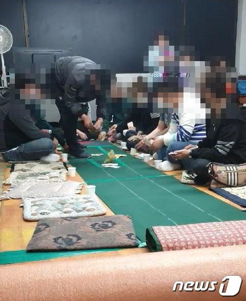 본문 이미지 - 도박판이 벌어진 현장.(부산경찰청 제공) ⓒ 뉴스1