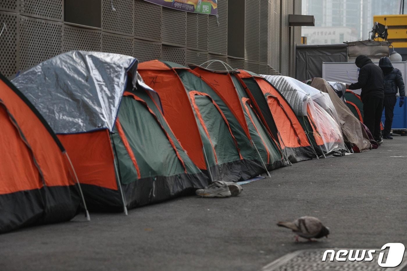 본문 이미지 - 전국이 연일 영하권 날씨를 보이고 있는 28일 오전 서울역 광장에 마련된 노숙인 텐트 모습. 2021.12.28/뉴스1 ⓒ News1 성동훈 기자