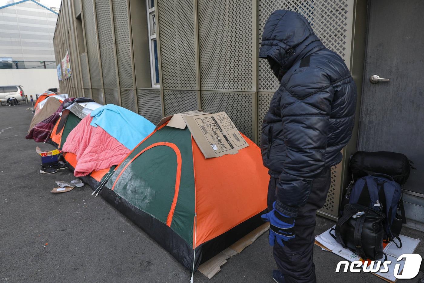 본문 이미지 - 서울역 광장에 마련된 노숙인 텐트 모습 ⓒ 뉴스1 성동훈 기자