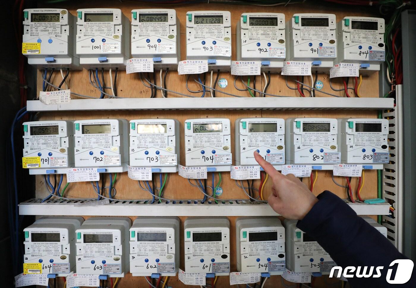 본문 이미지 - 서울의 한 다세대주택 전기 계량기 모습. 2021.12.28/뉴스1 ⓒ News1 임세영 기자