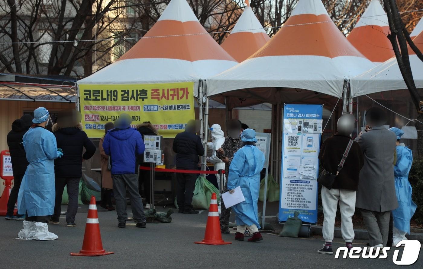 본문 이미지 - 부산 연제구보건소 선별진료소에서 시민들이 PCR검사를 받기 위해 대기하고 있다.(사진은 기사 내용과 무관함) / ⓒ 뉴스1 노경민 기자