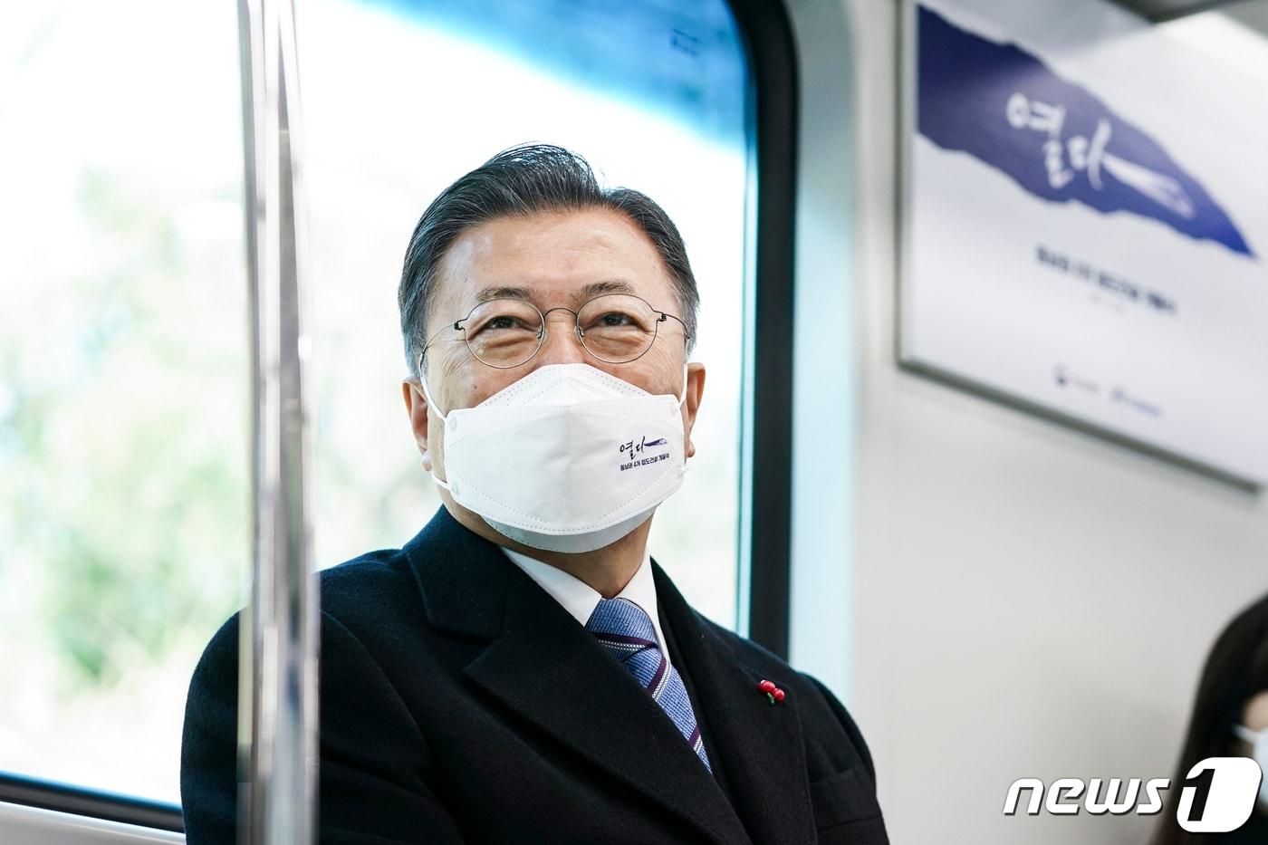 본문 이미지 - 문재인 대통령이 28일 울산 태화강역에서 열린 동남권 4개 철도건설사업 개통식을 마친 뒤 울산 태화강에서 부산 일광 구간의 광역전동차를 시승하고 있다. 2021.12.28/뉴스1 ⓒ News1 이광호 기자
