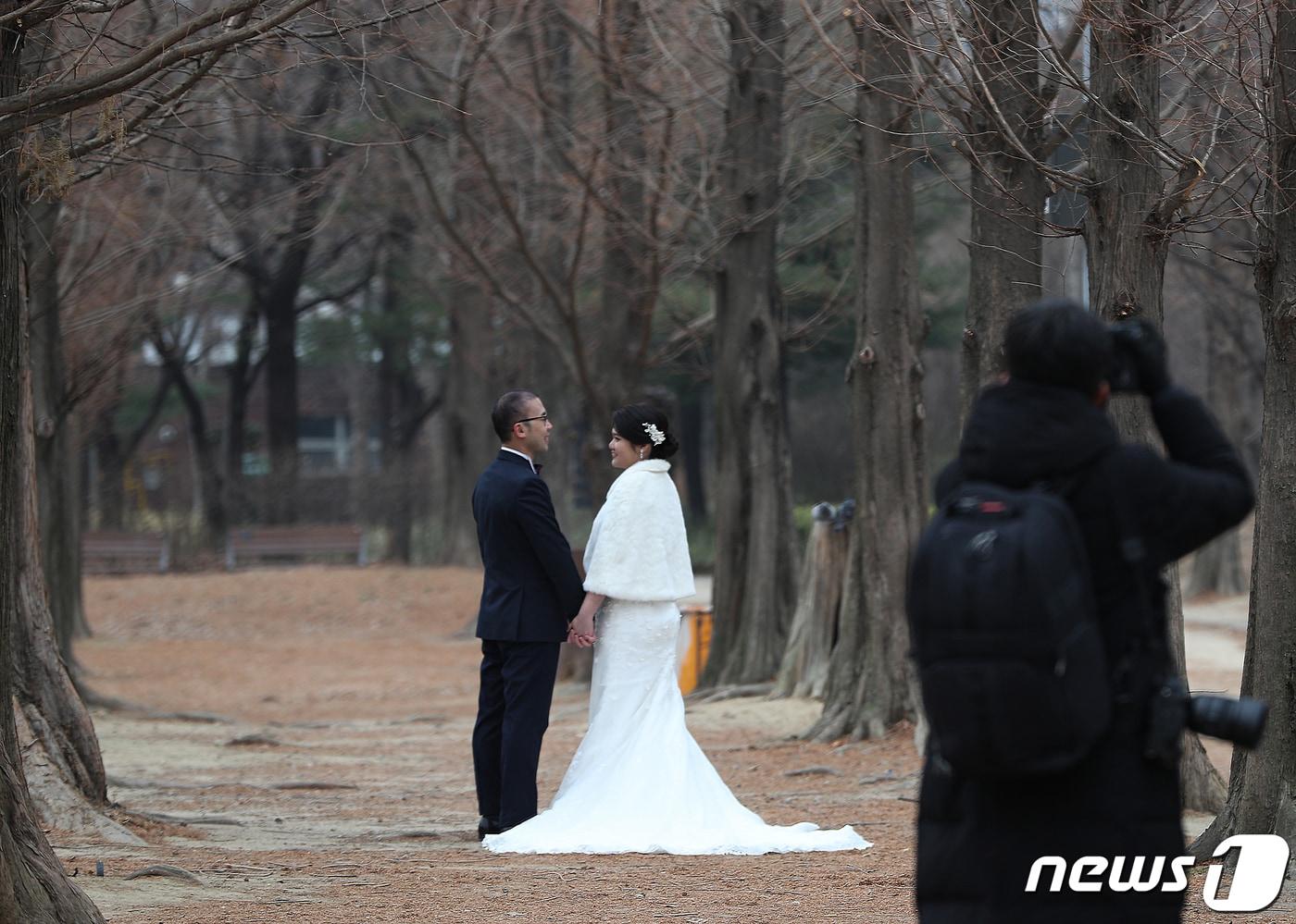 31일 월악산 국립공원관리공단이 노부부를 대상으로 리마인드 웨딩촬영을 제공한다고 밝혔다.(자료사진)/뉴스1 ⓒ News1 신웅수 기자