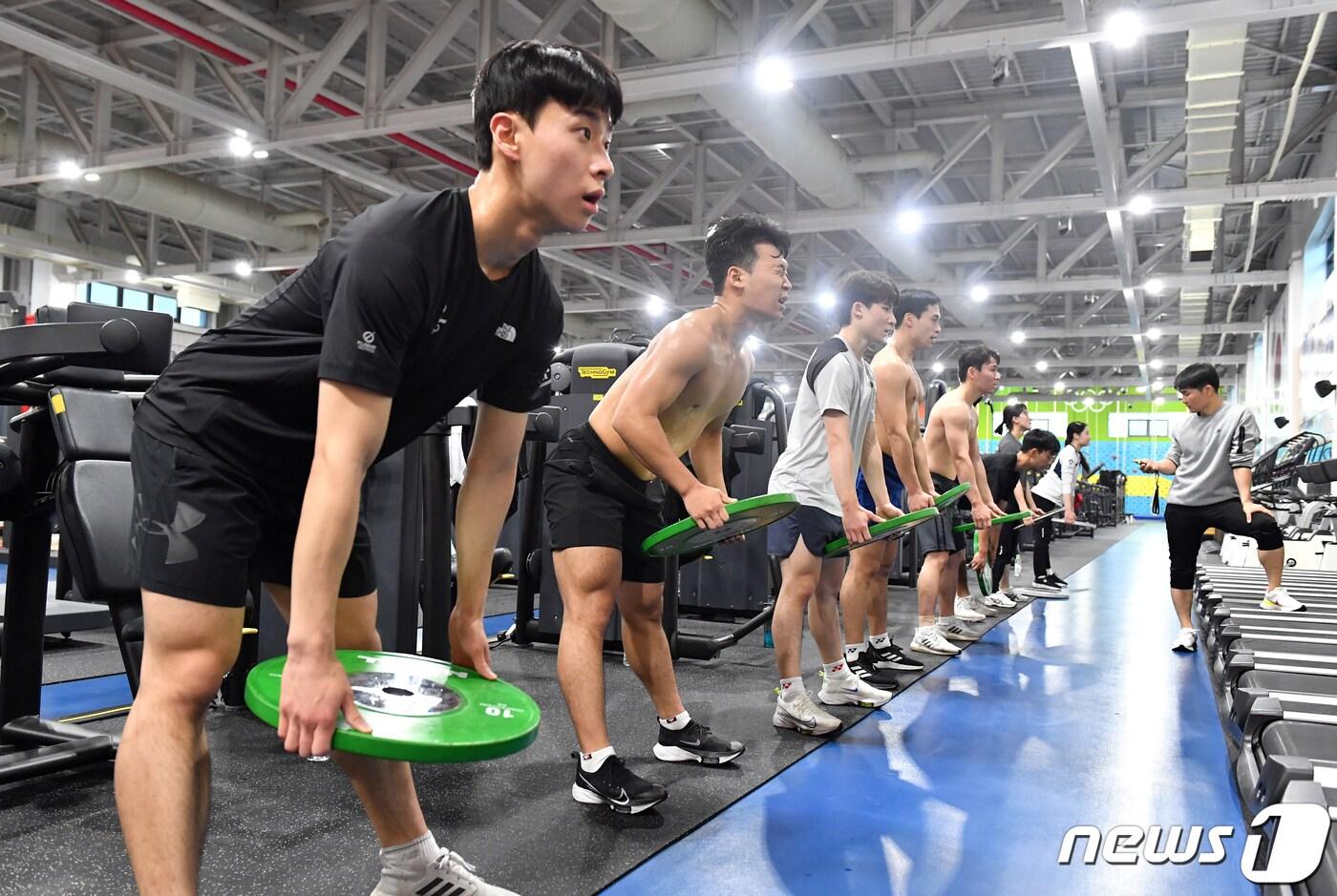 본문 이미지 - 대한체육회가 1일 충북 진천선수촌에 입촌한 국가대표 선수들의 새벽 훈련 모습을 공개했다. (대한체육회 제공) 2022.1.1/뉴스1