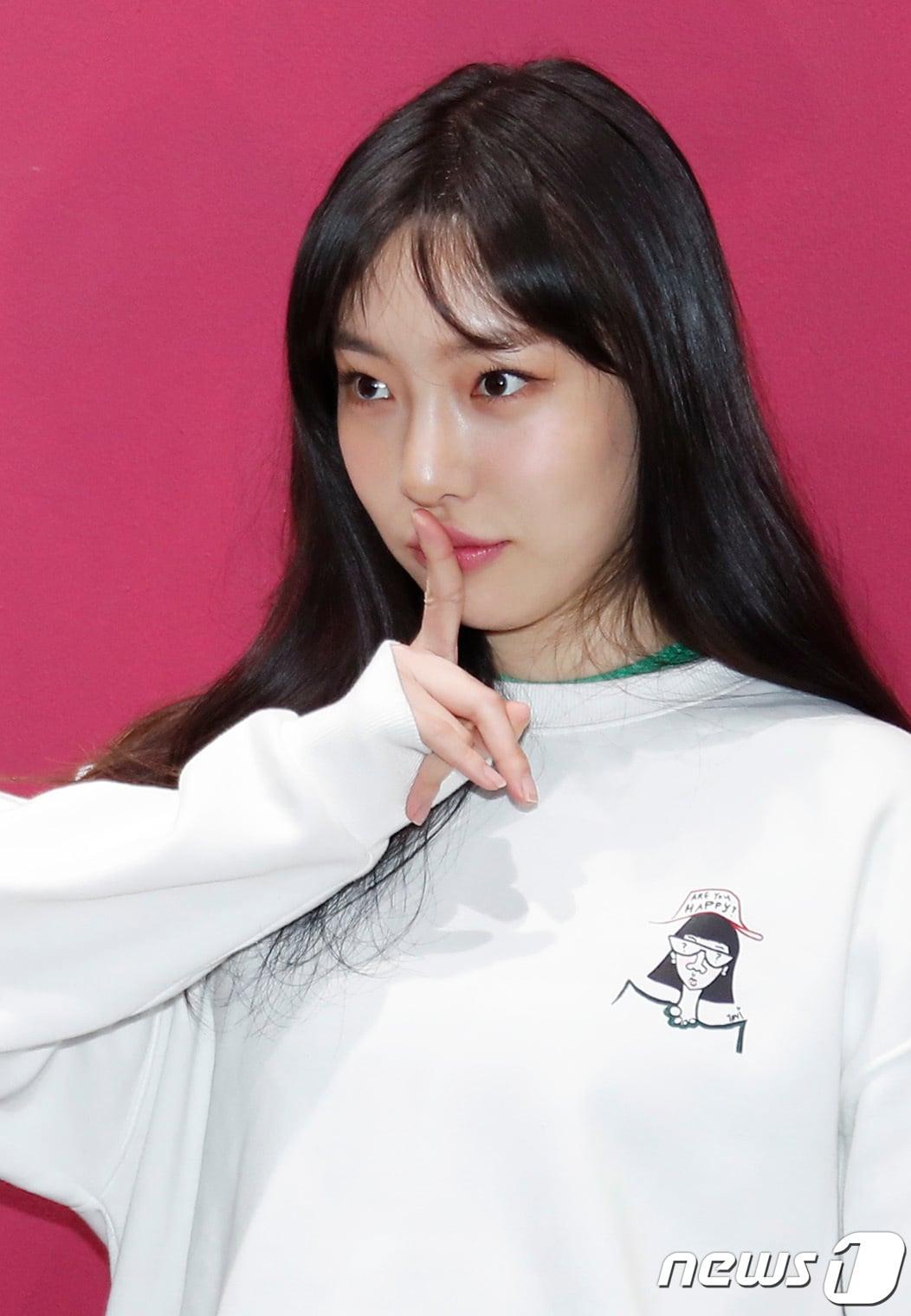 본문 이미지 - '황신혜 딸' 모델 이진이가 28일 오후 서울 강남구 피카프로젝트 청담본점에서 열린 첫 개인전 '이진이 초대전: 당신은 행복한가요' 기자간담회에 참석해 포즈를 취하고 있다. 2021.12.28/뉴스1 ⓒ News1 권현진 기자