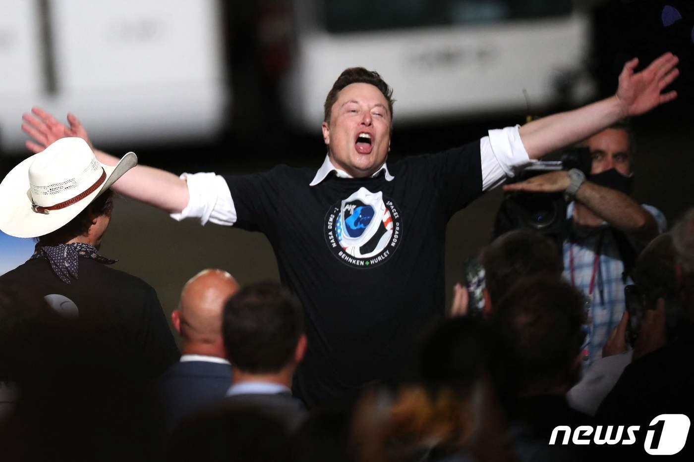2020년 5월30일 일론 머스크가 스페이스X에서 제작한 우주발사체 '팔콘9' 발사가 성공하자 미국 플로리다주 케네디 우주센터에서 환호하고 있다. 2021.12.28/news1 ⓒ AFP=뉴스1 ⓒ News1 김민수 기자