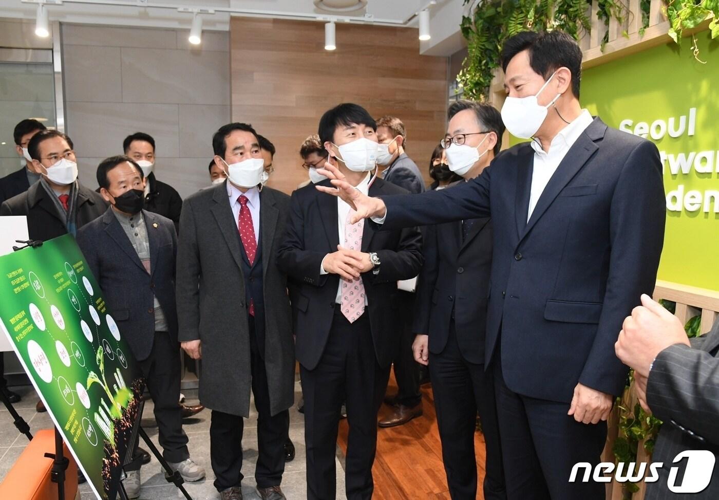 오세훈 서울시장이 28일 청년취업사관학교 금천캠퍼스 개관식에 참석해 시설을 둘러보고 있다(서울시 제공).ⓒ 뉴스1