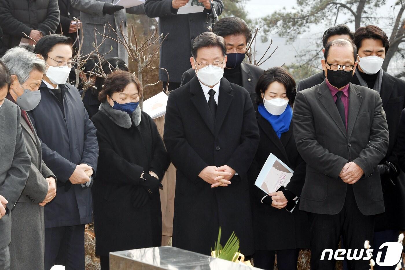 본문 이미지 - 이재명 더불어민주당 대선 후보가 29일 오전 경기 남양주시 마석 모란공원 묘역에서 열린 민주주의자 고 김근태 선생 10주기 추모행사에 참석해 묵념을 하고 있다. 2021.12.29/뉴스1 ⓒ News1 국회사진취재단
