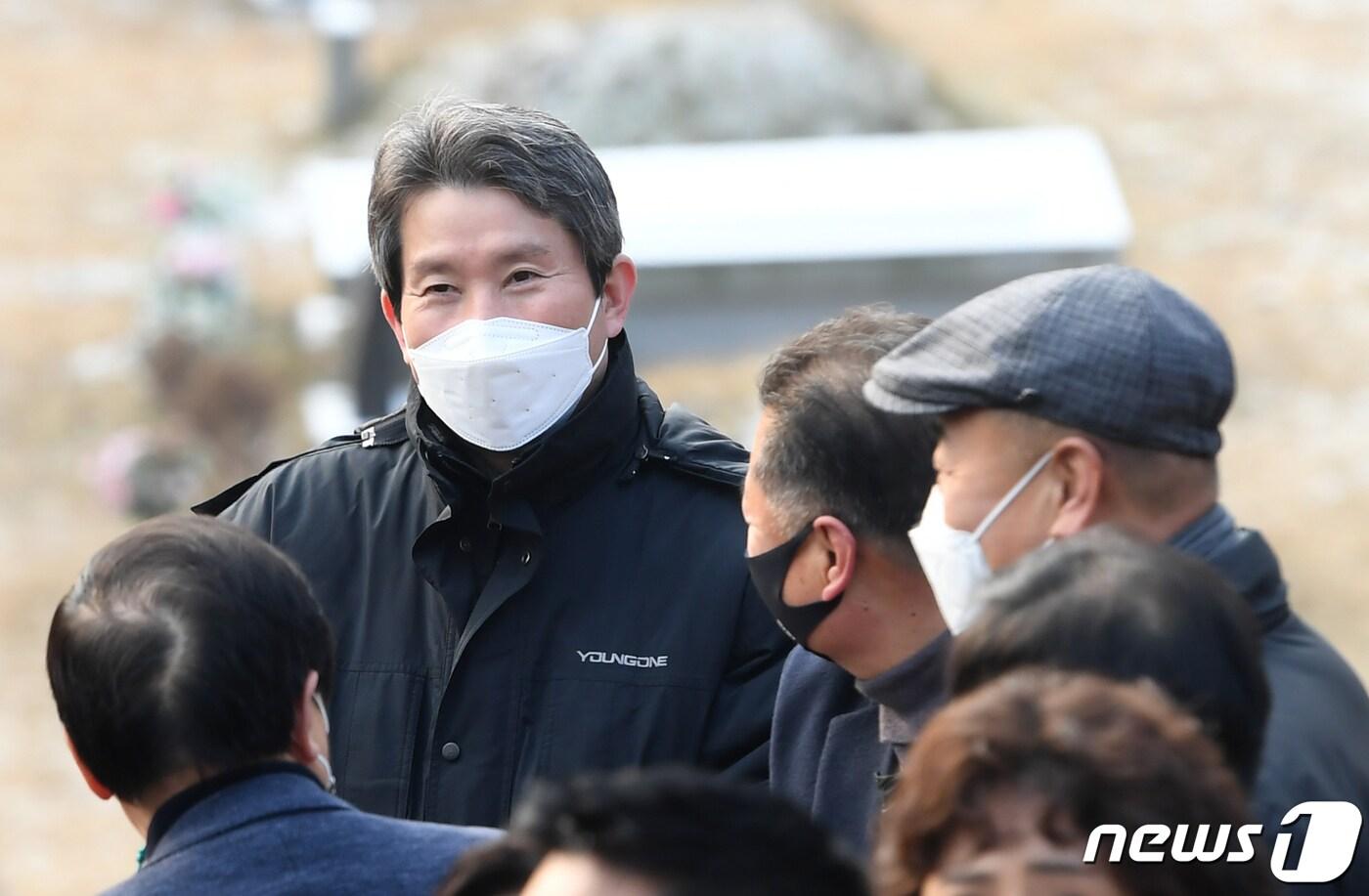 본문 이미지 - 이인영 통일부 장관이 29일 오전 경기 남양주시 마석 모란공원묘지에서 열린 고(故) 김근태 선생 10주기 추모행사에 참석하고 있다. 2021.12.29/뉴스1 ⓒ News1 국회사진취재단