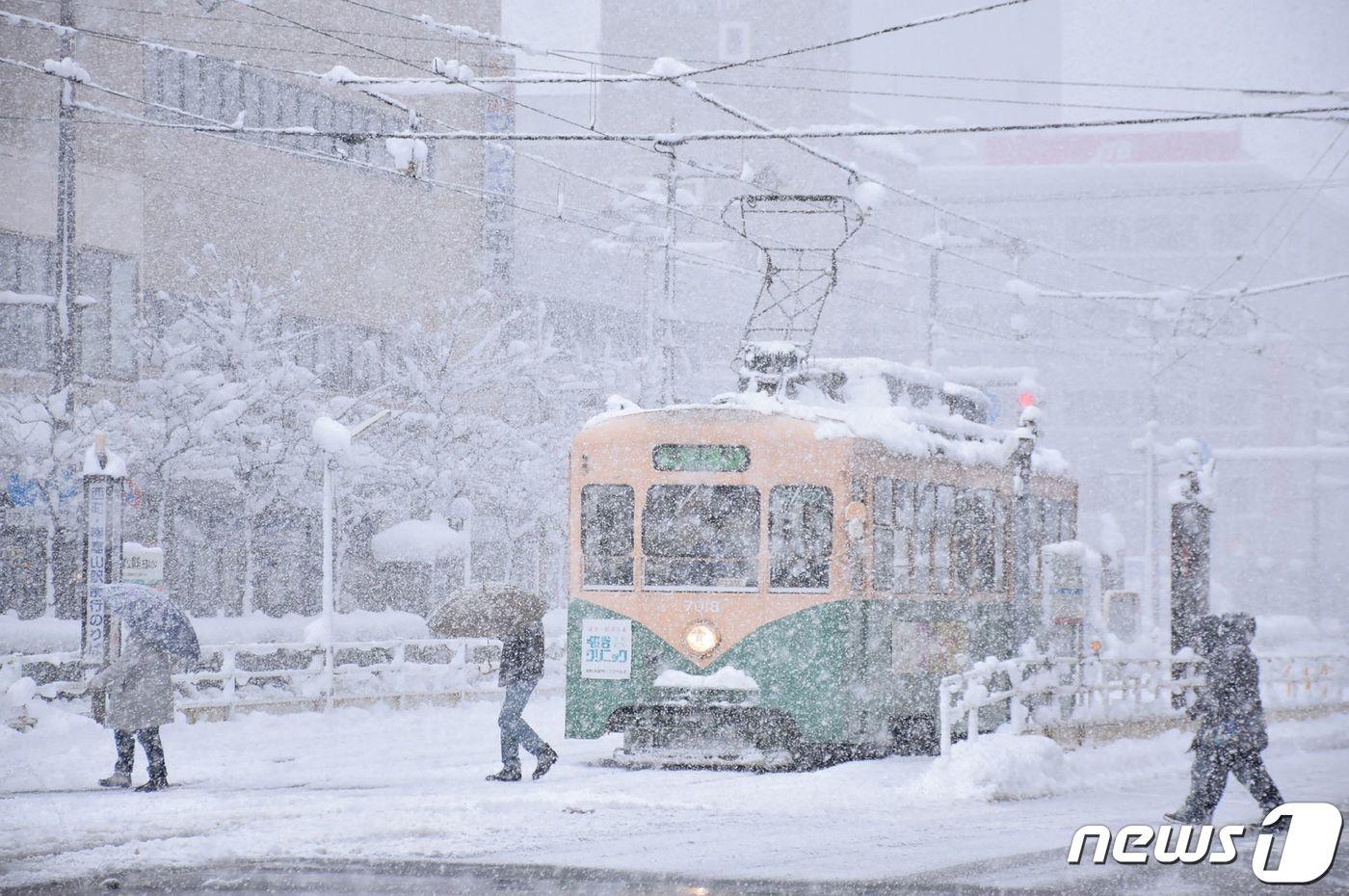 본문 이미지 - 27일 일본 북부 도야마현에서 폭설이 내리고 있다. ⓒ AFP=뉴스1