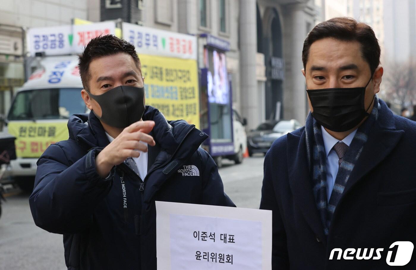 유튜브 채널 가로세로연구소(가세연) 김세의 대표와 강용석 변호사가 29일 오전 서울 여의도 국민의힘 당사 앞에서 이준석 국민의힘 대표에 대한 당 윤리위원회 제소 신청서를 들어보이고 있다. 강 변호사는 이날 이준석 대표를 '성상납 의혹'과 관련, 당 윤리위원회에 제소했다고 밝혔다. 2021.12.29/뉴스1 ⓒ News1 구윤성 기자