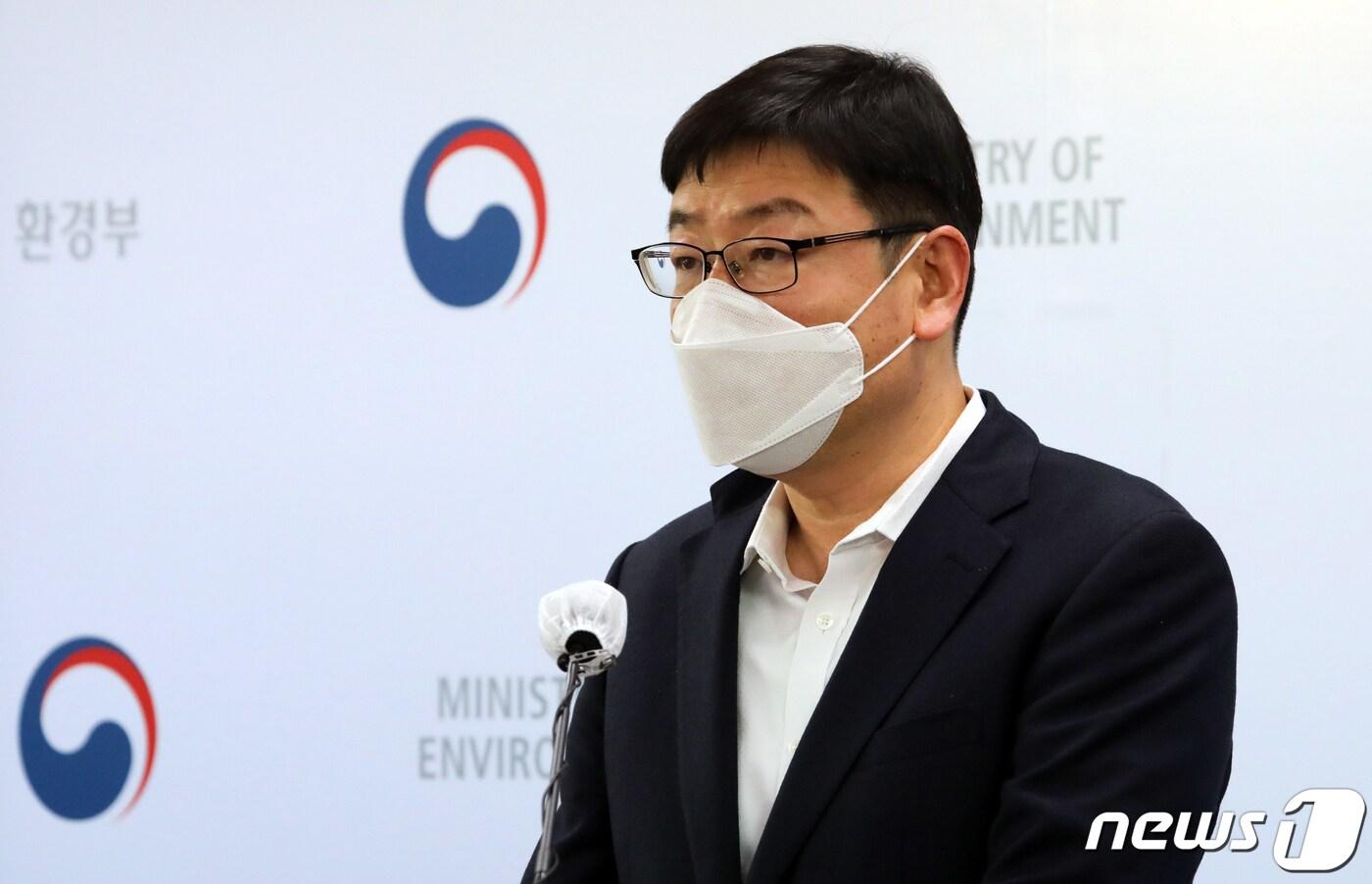 본문 이미지 - 조현수 환경부 녹색전환정책과장이 지난 29일 정부세종청사 환경부 기자실에서 '녹색금융 활성화를 위한 한국형 녹색분류체계'를 발표하고 있다. 한국형 녹색분류체계는 온실가스 감축, 기후변화 적응, 물의 지속가능한 보전, 자원순환, 오염방지 및 관리, 생물다양성 보전 등 6대 목표 달성에 기여하는 녹색경제활동을 분류한 것이다. 2021.12.30/뉴스1 ⓒ News1 장수영 기자