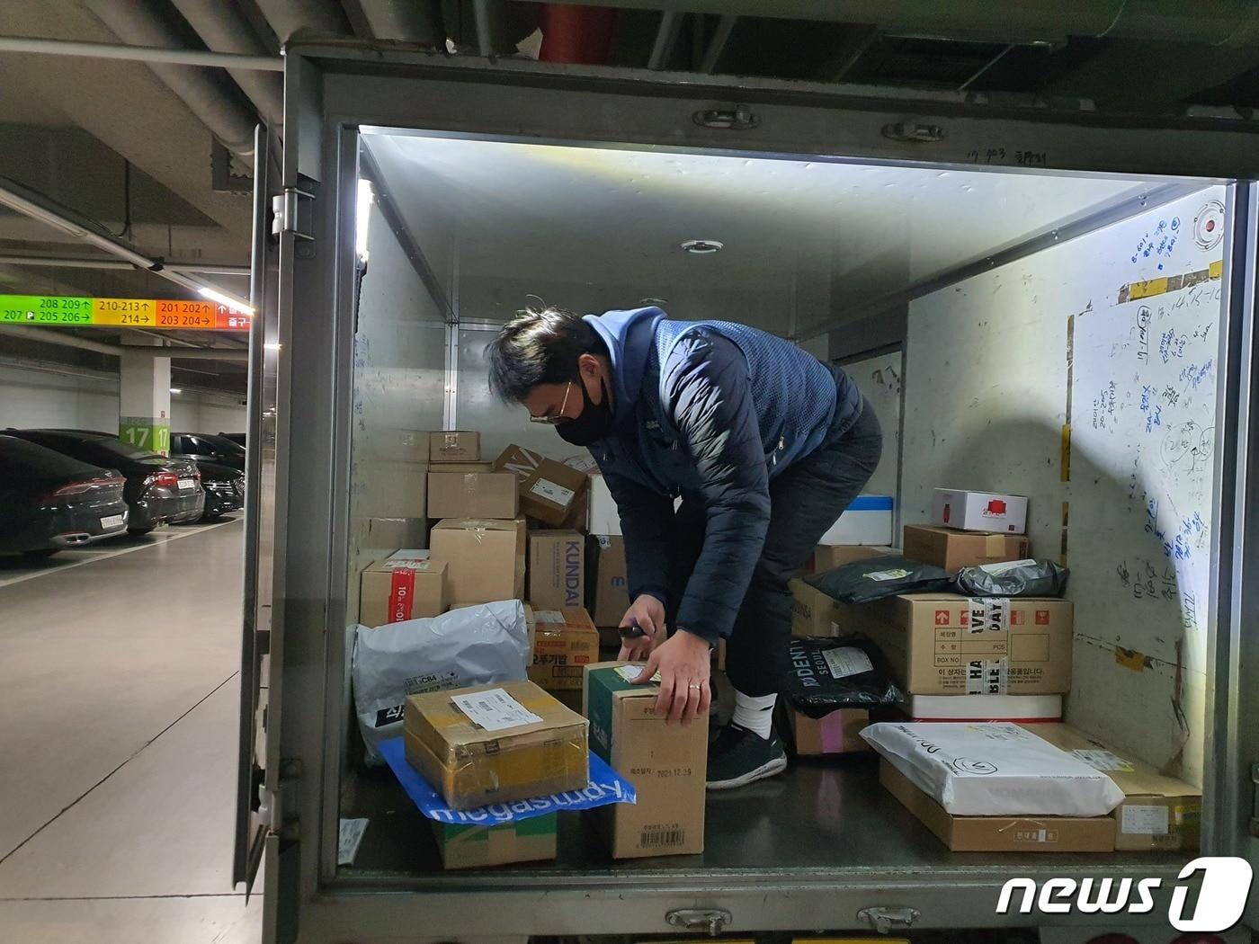 본문 이미지 - 저상탑차를 이용해 물건을 배송하는 권지훈씨 ⓒ 뉴스1