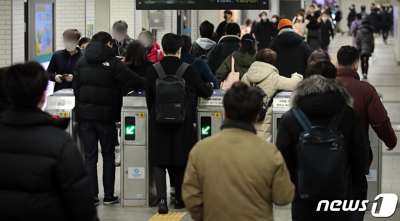 사적모임 인원제한 강화 방침이 발표된 3일 오전 서울 신도림역에서 출근길 시민들이 발걸음을 재촉하고 있다. 정부는 신종 코로나바이러스 감염증(코로나19) 5차 유행 속에 오미크론 변이 바이러스까지 국내에 상륙하자 사적모임 인원제한을 수도권은 최대 6명, 비수도권은 8명까지로 축소한다. 단계적 일상회복(위드코로나) 개시 후 약 한달 만이다. 방역패스도 식당·카페까지 전면 적용된다.식당과 카페 등 대부분 다중이용시설에서도 앞으로 방역패스(접종 증명·음성 확인제)가 적용된다. 2021.12.3/뉴스1 ⓒ News1 김진환 기자