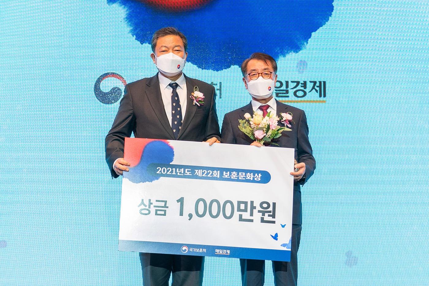 본문 이미지 - 황기철 국가보훈처장과 최영범 효성 커뮤니케이션 실장이 '제22회 보훈문화상' 시상식 후 기념촬영을 하고 있다.(효성 제공)ⓒ 뉴스1