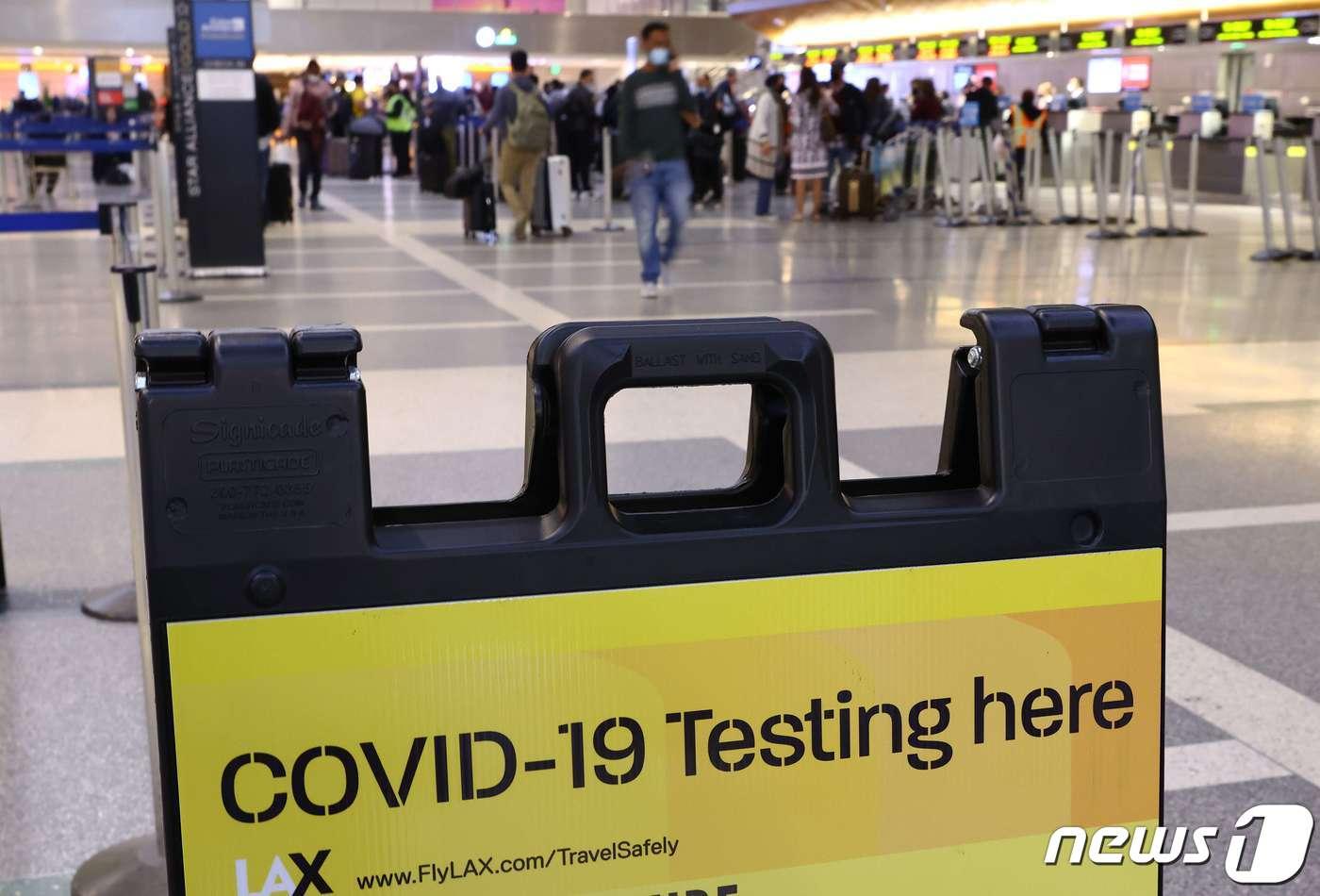 지난 1일(현지시간) 미국 로스앤젤레스 국제공항 내에 위치한 코로나19 검사 장소 표지판. <자료사진>ⓒ AFP=뉴스1 ⓒ News1 원태성 기자