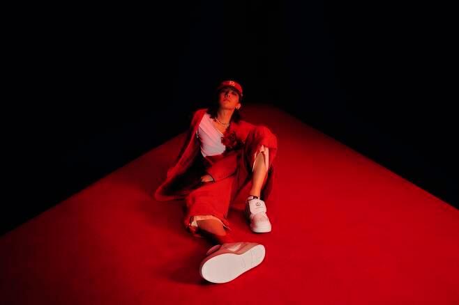 본문 이미지 - 나이키 '권도1 피스마이너스원'을 착용한 가수 지드래곤.ⓒ 뉴스1