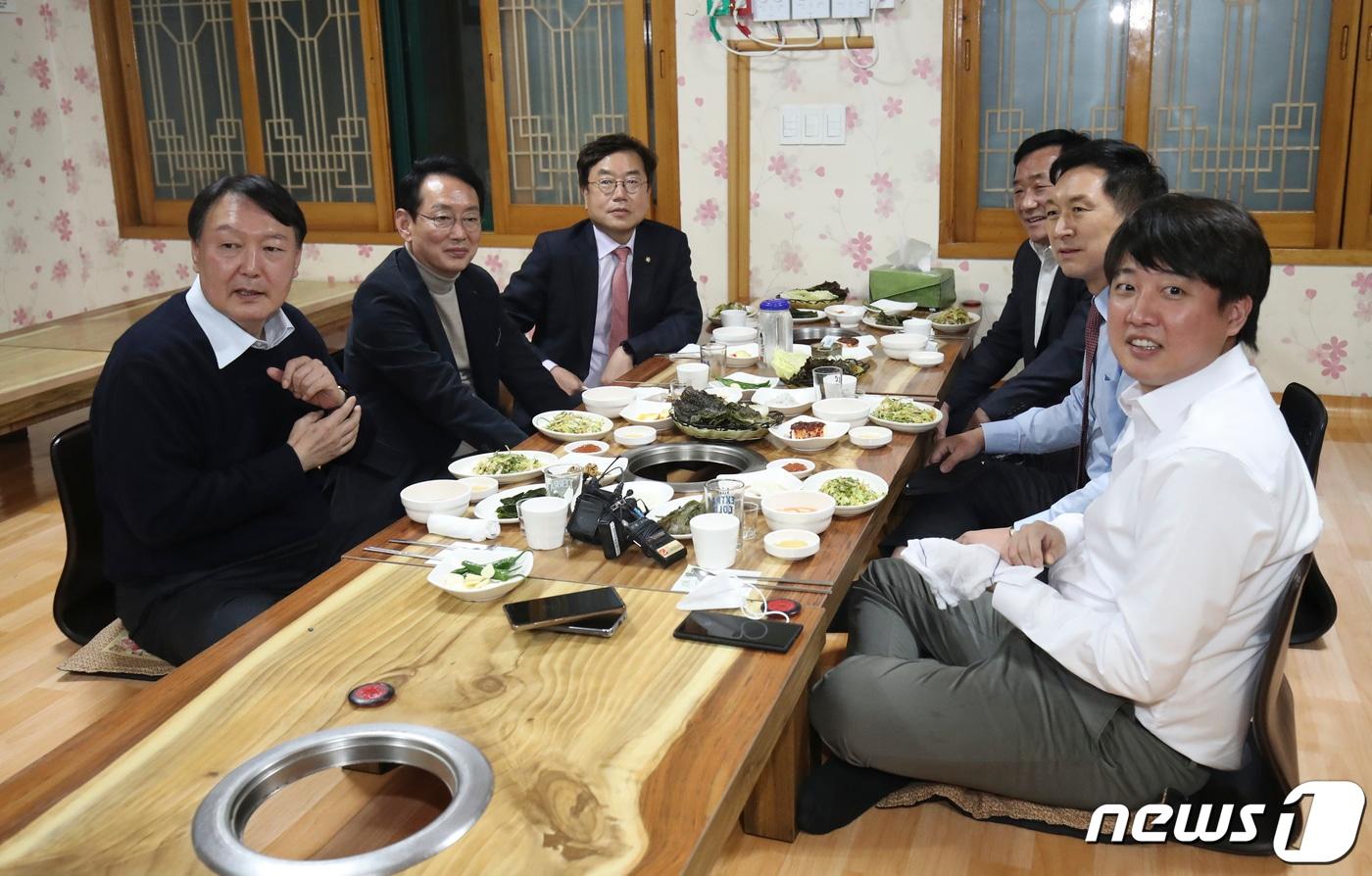 윤석열 국민의힘 대선 후보와 이준석 당대표가 3일 오후 울산 울주군 한 식당에서 회동하고 있다. 2021.12.3/뉴스1 ⓒ News1 윤일지 기자