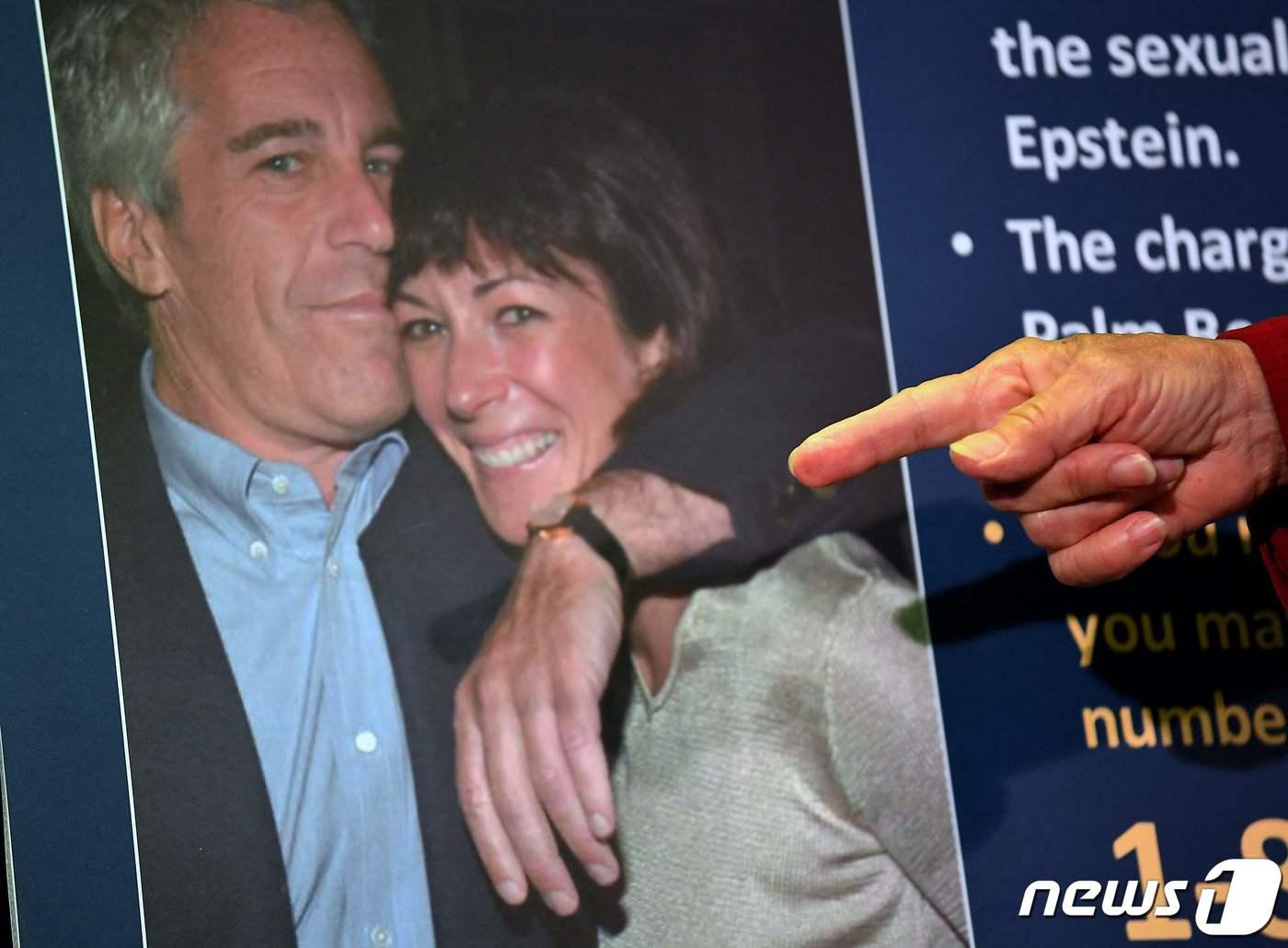 본문 이미지 - 제프리 엡스타인(왼쪽)과 길레인 맥스웰. ⓒ AFP=뉴스1