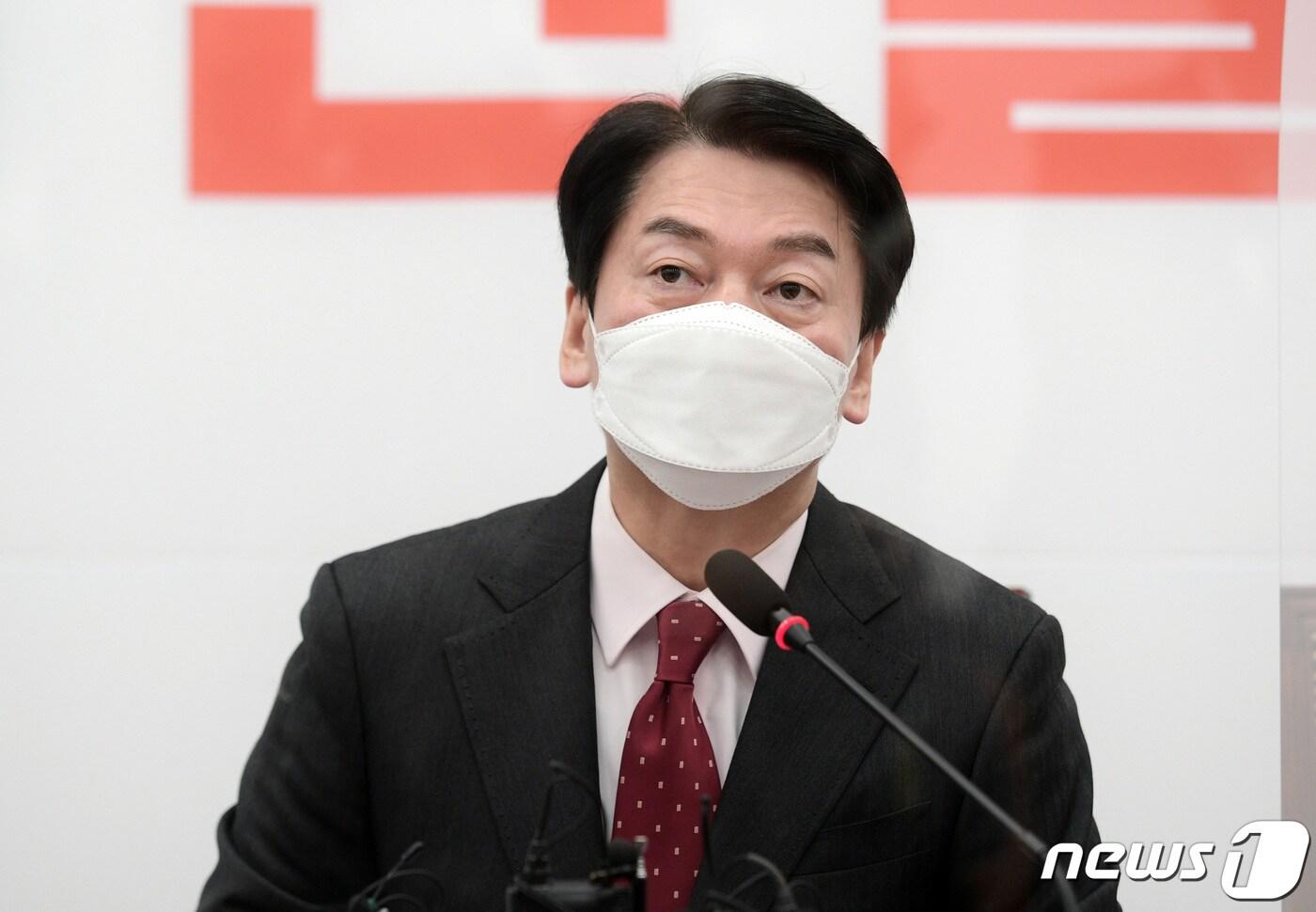 본문 이미지 - 안철수 국민의당 대선후보가 30일 국회에서 열린 중앙선거대책위원회의에 참석해 모두발언을 하고 있다. 2021.12.30/뉴스1 ⓒ News1 구윤성 기자