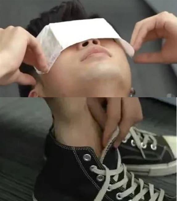 본문 이미지 - 중국 유명 여성용품제조업체에서 송출한 광고. 남성 모델이 여성용품 생리대를 안대와 깔창으로 사용하고 있다. (바이두 갈무리) ⓒ 뉴스1