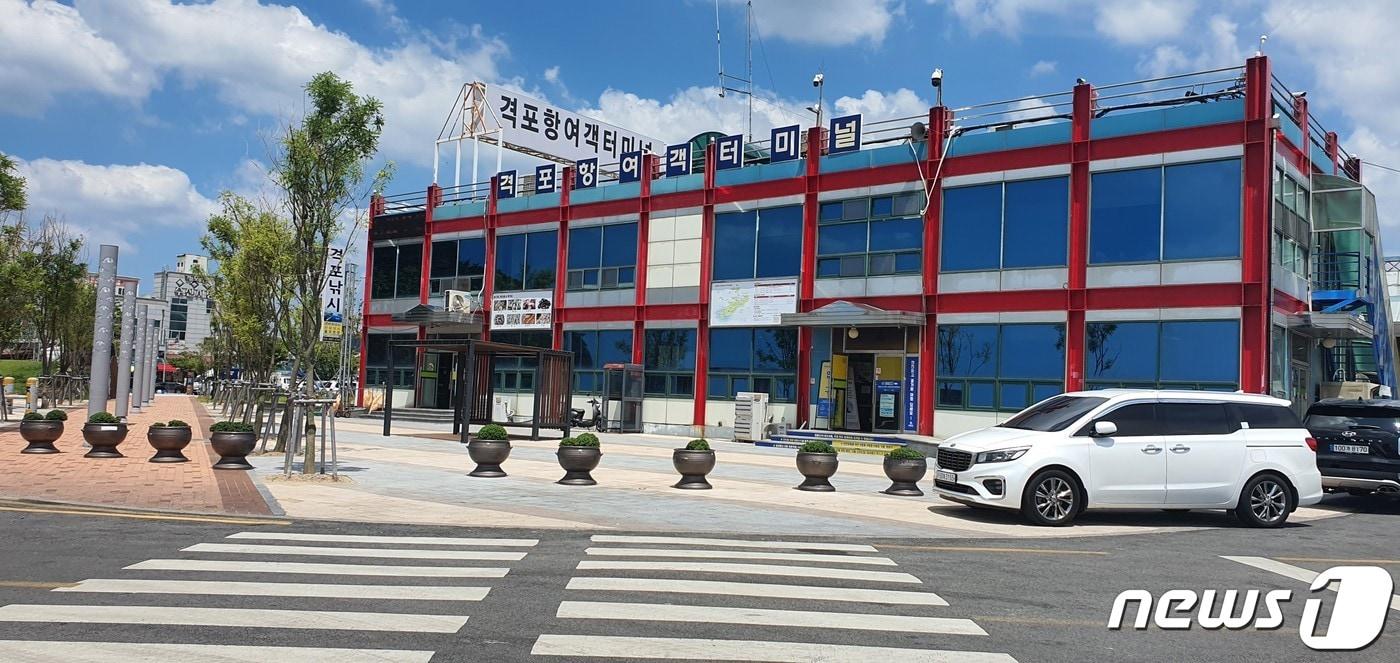 본문 이미지 - 전북 부안군 격포를 오가는 배삯이 내년 4월부터 50% 인하 된다.  격포항 전경.ⓒ 뉴스1