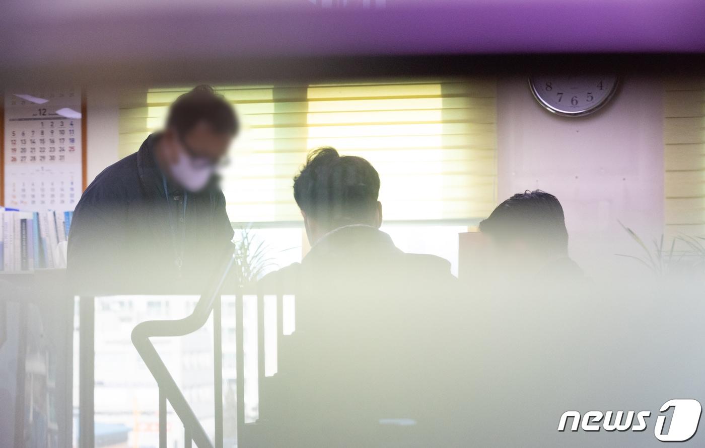 사진은  2021년 12월 30일 경기도 양평군청에서 경기남부경찰청 수사관들이 압수수색을 진행하고 있다. 2021.12.30/뉴스1 ⓒ News1 이재명 기자