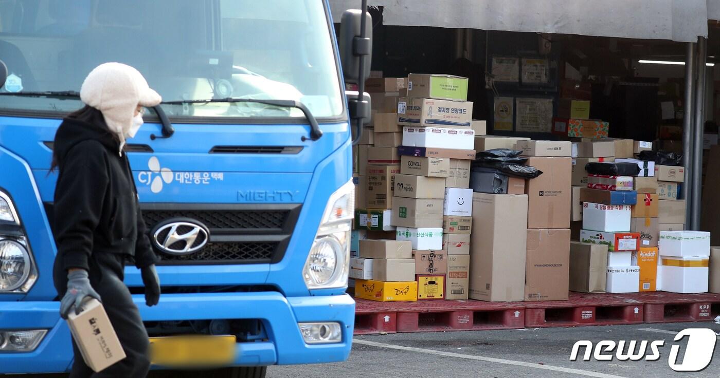 30일 서울 한 CJ대한통운 물류센터에서 직원들이 택배 분류작업을 하고 있다. 2021.12.30/뉴스1 ⓒ News1 김명섭 기자