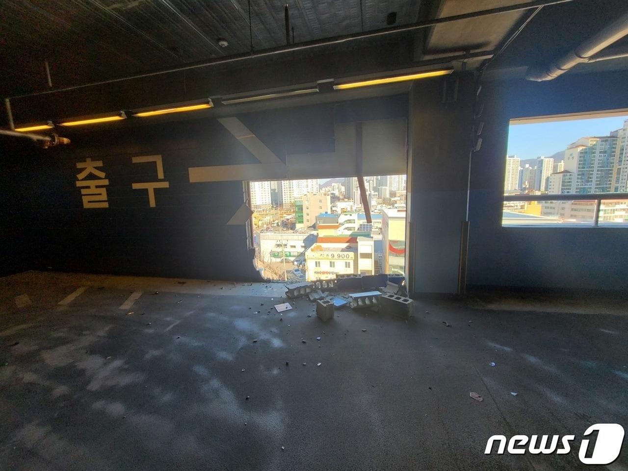 본문 이미지 - 지난달 30일 부산 연제구 연산동 홈플러스 5층 주차장에서 택시가 건물 밖 도로로 추락해 운행 중인 차량을 덮쳤다. 사진은 택시가 추락한 주차장 모습.&#40;독자 제공&#41;/뉴스1