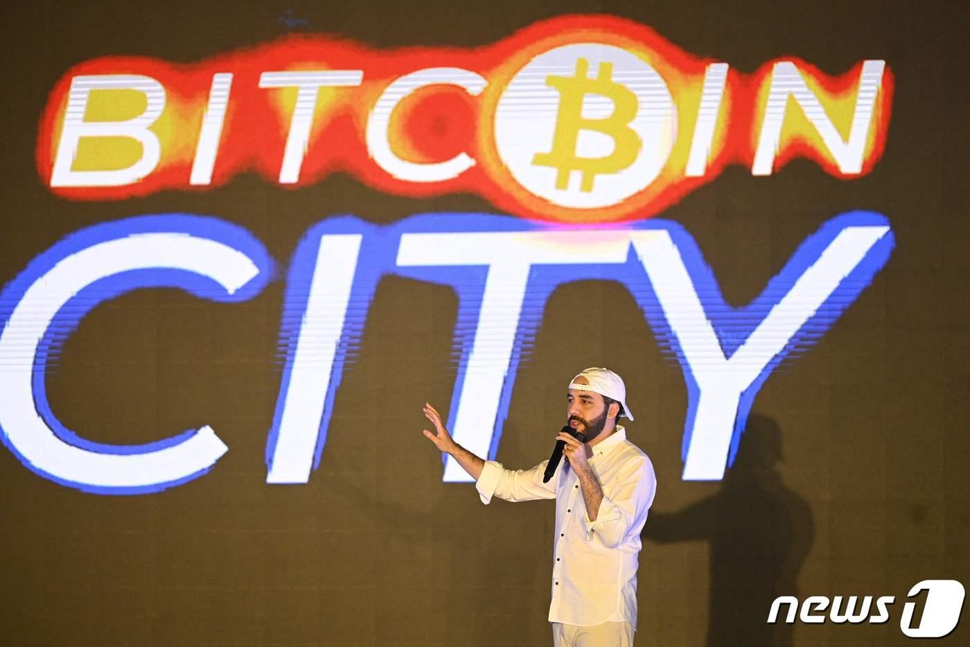 나이브 부켈레 엘살바도르 대통령이 2021년 11월 엘살바도르 미자타 해변에서 열린 '비트코인 콘퍼런스' 행사에서 연설을 하고 있다. ⓒ AFP=뉴스1 ⓒ News1 김지현 기자