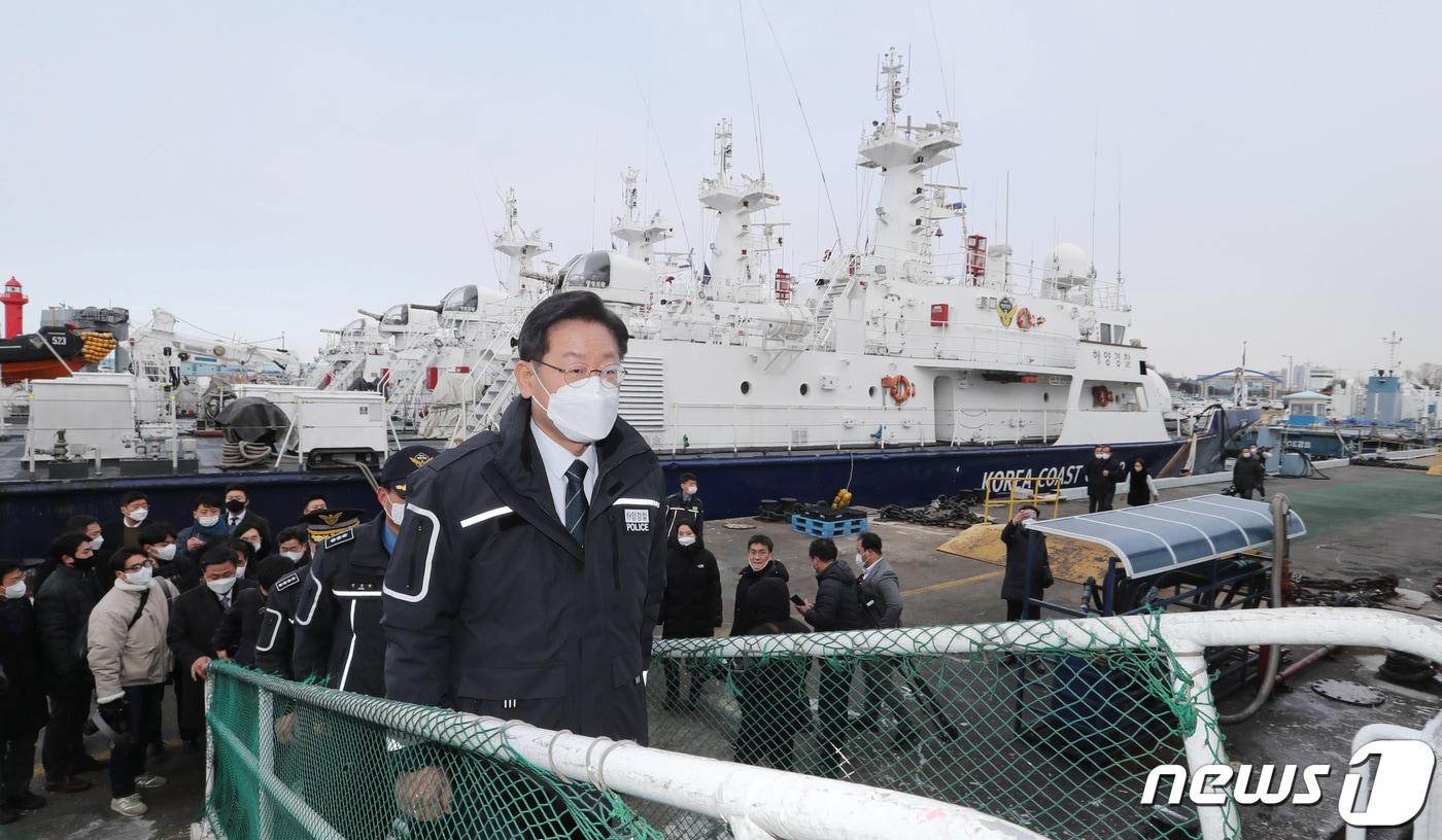 이재명 더불어민주당 대선 후보가 30일 인천해양경찰서 전용부두에 위치한 서해5도 특별경비단을 방문해 경비함에 올라서고 있다. 2021.12.30/뉴스1 ⓒ News1 국회사진취재단