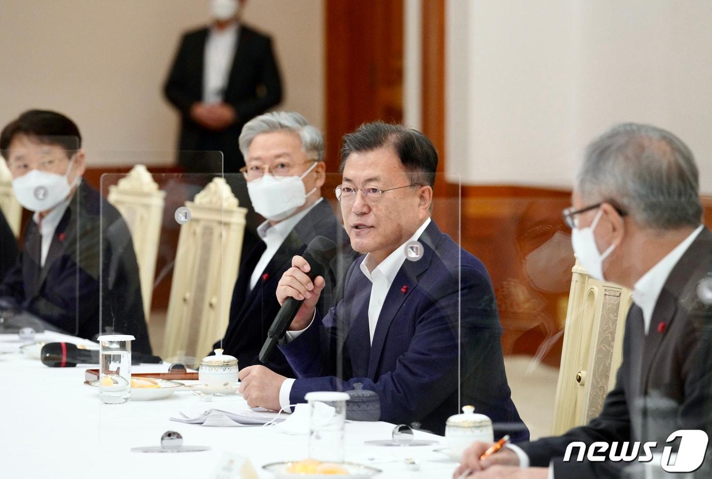 본문 이미지 - 문재인 대통령이 30일 오후 청와대 본관 충무실에서 열린 '병상확보 관련 공공의료 관계자 간담회'에서 발언하고 있다.(청와대 제공) 2021.12.30/뉴스1
