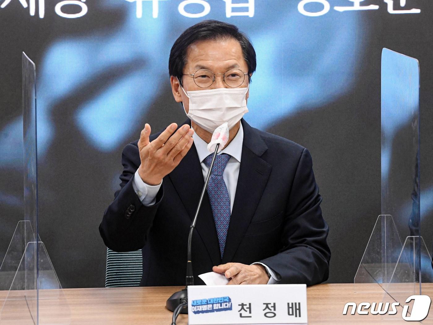 본문 이미지 - 천정배 전 의원이 30일 서울 여의도 더불어민주당사에서 열린 입당식에서 인사말을 하고 있다. 2021.12.30/뉴스1 ⓒ News1 구윤성 기자