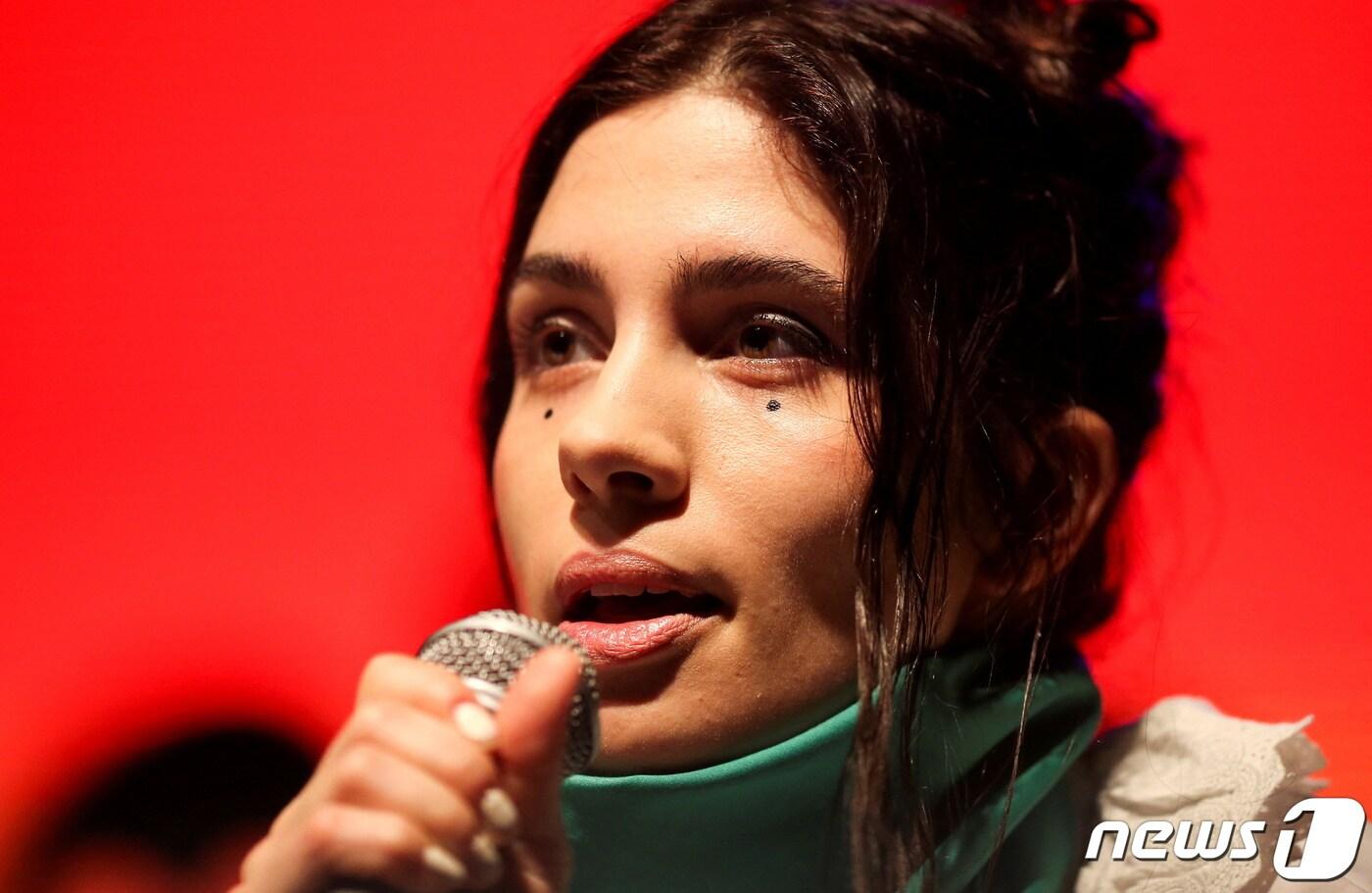 본문 이미지 - 나데즈나 톨로코니코바 푸시 라이엇 펑크록 인디밴드 멤버가 2019년 4월 14일(현지시간) 아르헨티나 부에노스아이레스의 니케토에서 기자회견을 진행하고 있다. ⓒ 로이터=뉴스1 ⓒ News1 김지현 기자