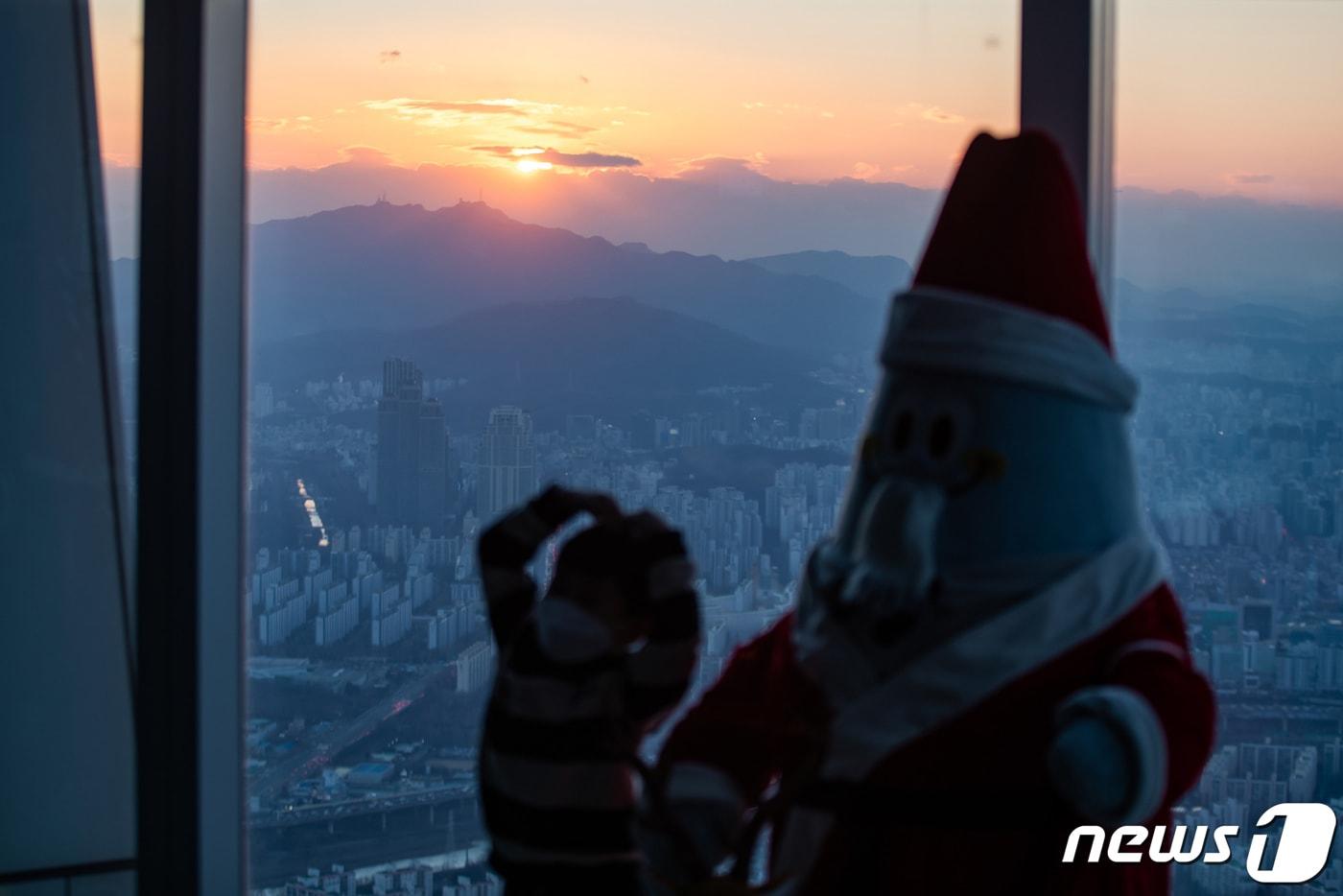 본문 이미지 - 서울 송파구 롯데월드 전망대에서 내려다본 시내. 2021.12.31/뉴스1